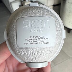 SKKN BY KIM. Eye Cream Plumping Peptides
